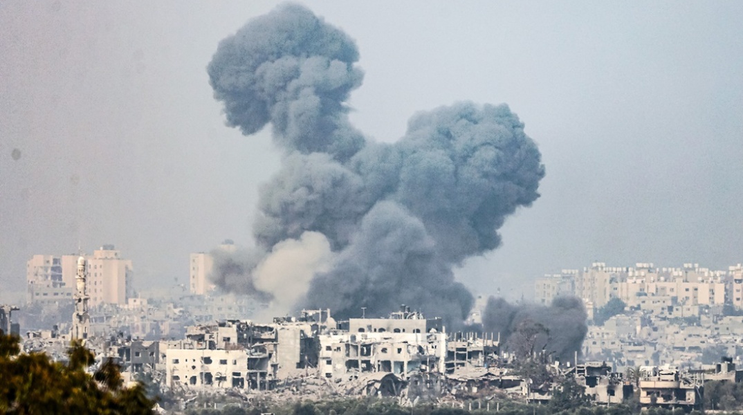 Καπνοί από βομβαρδισμούς στη Λωρίδα της Γάζας