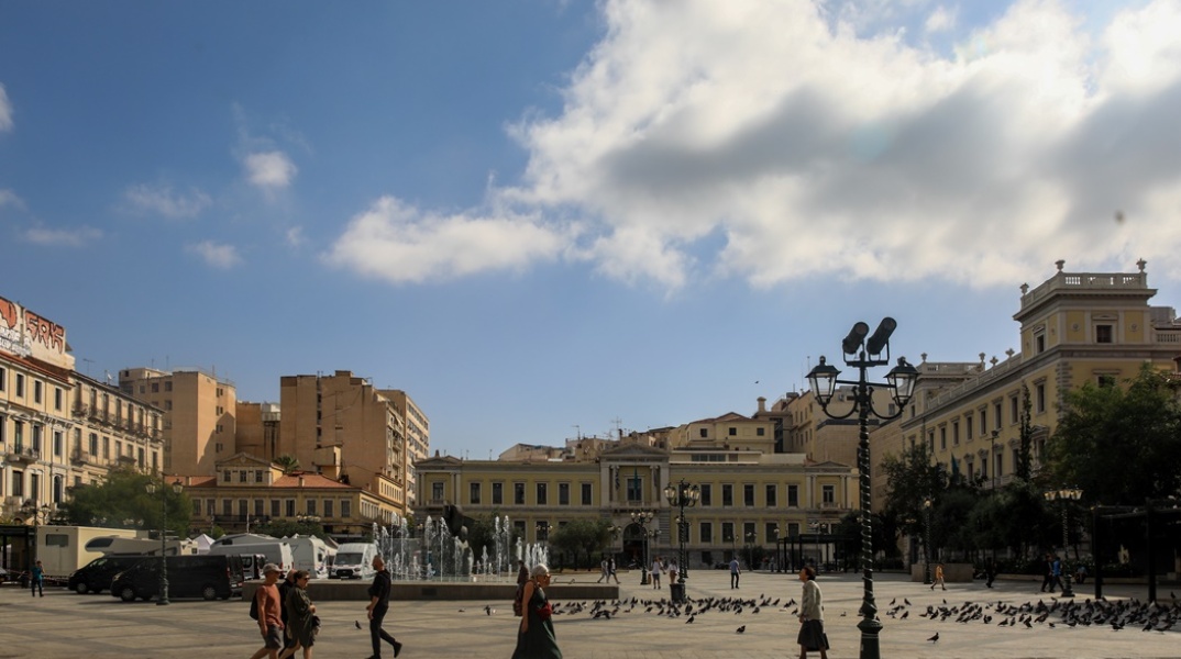 Καλοκαιρία στο κέντρο της Αθήνας και πολίτες στην πλατεία Κοτζιά