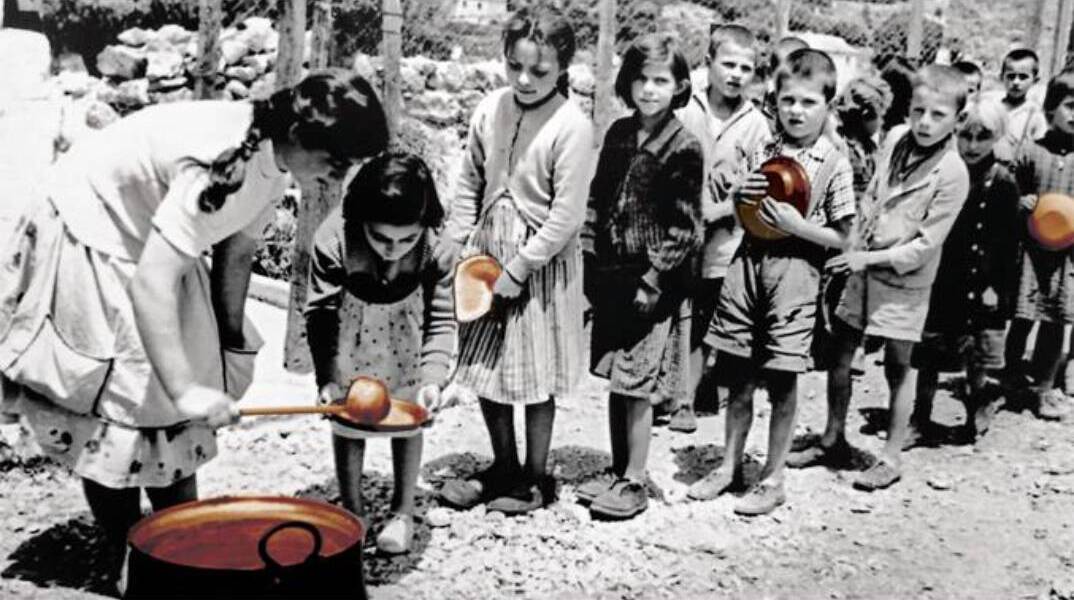 Από το εξώφυλλο του βιβλίου «Οι συνταγές της… πείνας. Η ζωή την περίοδο της Κατοχής» της Ελένης Νικολαϊδου, Εκδόσεις ΚΨΜ