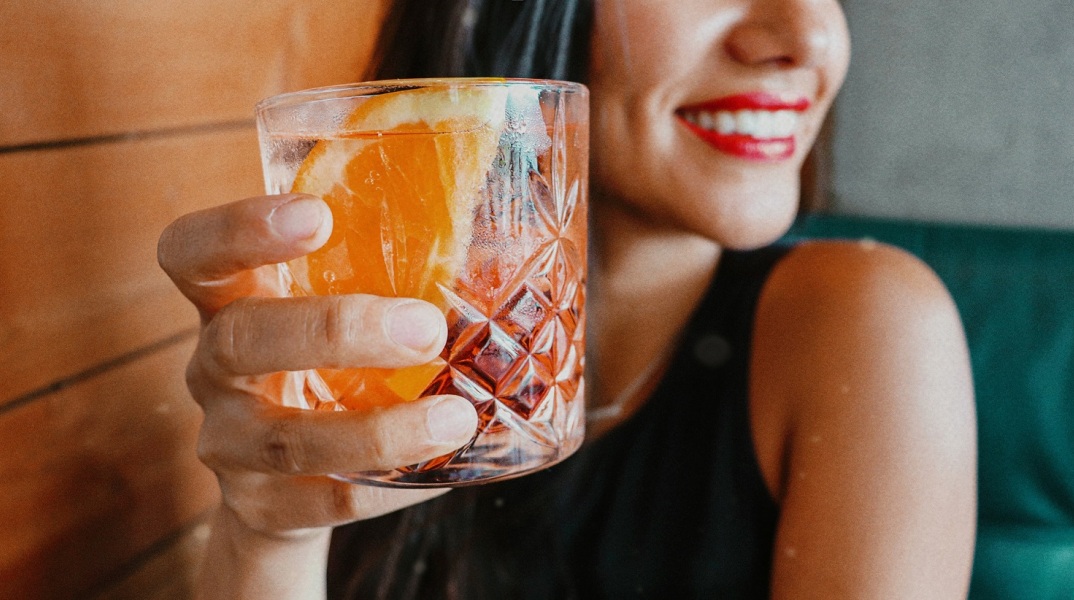 Έρευνα: Το 13,7% των ατόμων που διασκεδάζουν το Σαββατοκύριακο ξεπερνά το επιτρεπτό όριο αλκοόλ στην Ελλάδα - Στα μεγάλα αστικά κέντρα οι περισσότεροι.