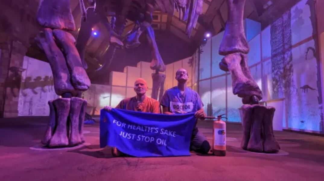 Ακτιβιστές για το κλίμα έβαψαν πορτοκαλί ομοίωμα δεινοσαύρου στο Μουσείο Φυσικής Ιστορίας του Λονδίνου
