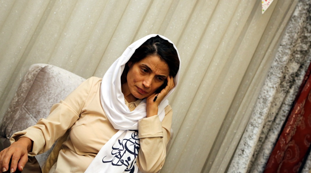 Ιράν: Η δικηγόρος Νασρίν Σοτουντέχ συνελήφθη στην κηδεία της έφηβης που είχε πέσει σε κώμα υπό αμφιλεγόμενες συνθήκες στο μετρό της Τεχεράνης.