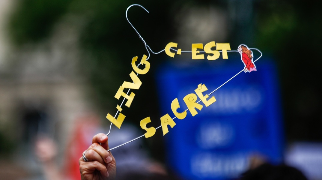 Γαλλία: Η χώρα θα κατοχυρώσει στο Σύνταγμα την ελευθερία της γυναίκας να επιλέγει μία εθελούσια διακοπή της εγκυμοσύνης της.