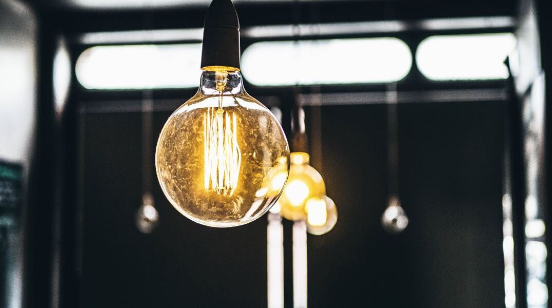 Λογαριασμοί Ρεύματος: Νέο πλέγμα μέτρων για τη μείωση του ενεργειακού κόστους - Οι αλλαγές και τα «πολύχρωμα» τιμολόγια