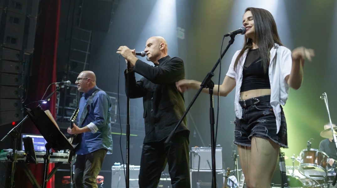 Η απρόσμενη διασκευή των Yeah! στο «Someone Somewhere (In Summertime)» των Simple Minds