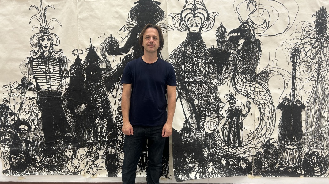 Ο Αλέξανδρος Γεωργίου μπροστά στο σχέδιο με τίτλο «Ο μεγάλος χορός»