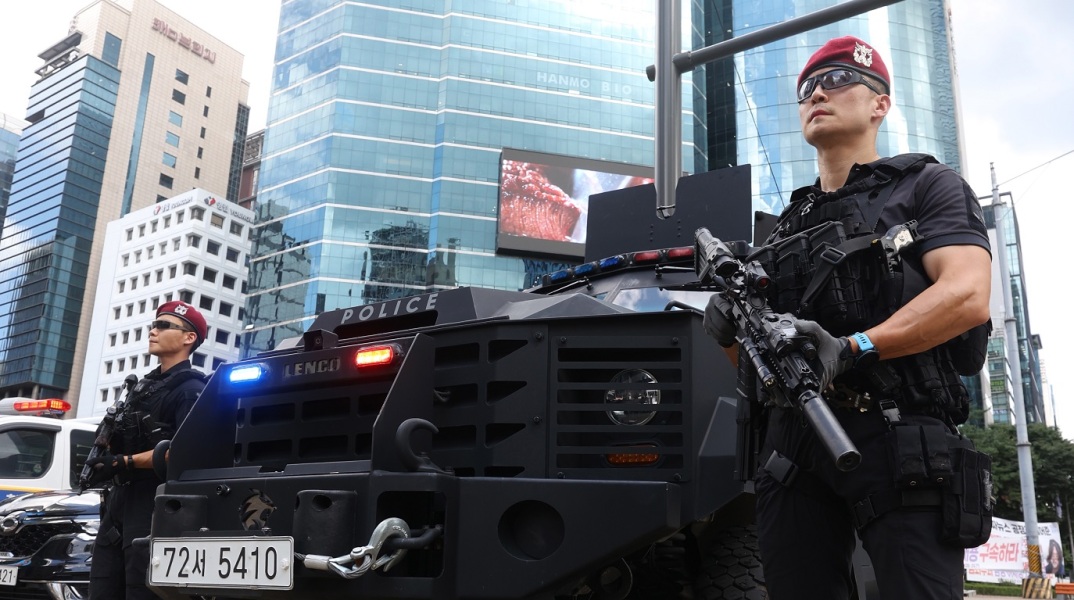 Νότια Κορέα: Άνδρας τραυμάτισε με μαχαίρι δύο αστυνομικούς έξω από το συγκρότημα όπου βρίσκεται το γραφείο του προέδρου.