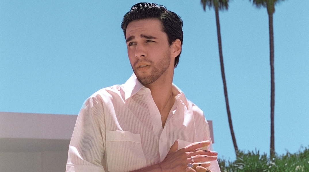 Stephen Sanchez: Πώς ο νεαρός τραγουδοποιός από το Νάσβιλ στα 21 του κερδίζει το κοινό με τη νοσταλγική pop και το πρώτο του άλμπουμ «Angel Face».