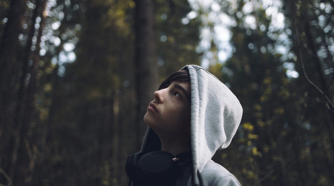 Ένας θρυμματισμένος κόσμος, η άνοδος της ασημαντότητας και η νεανική παραβατικότητα