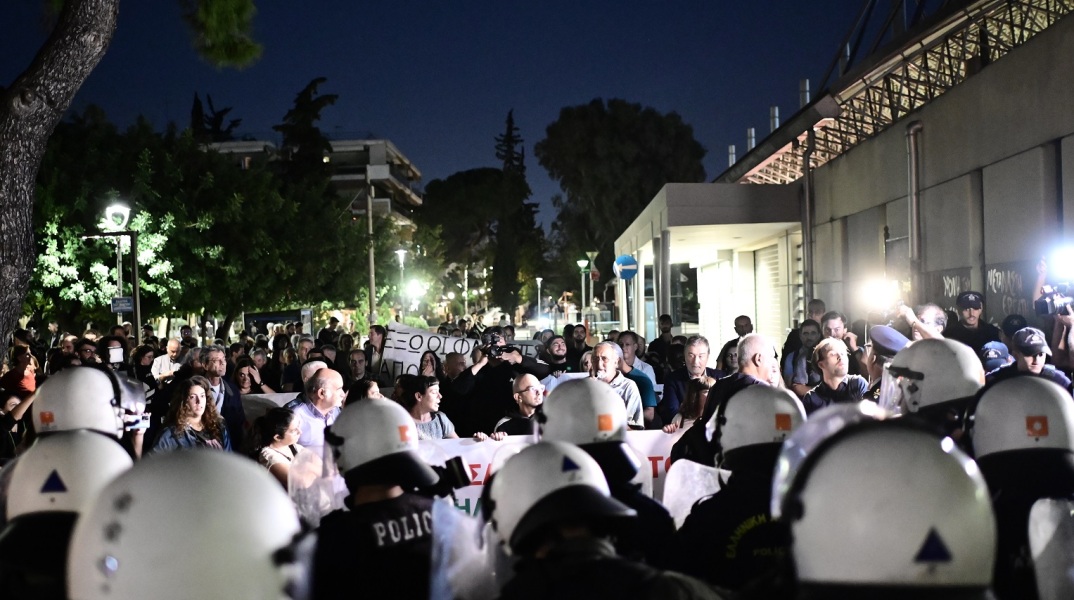 Νέο Ηράκλειο - αντιφασιστικό συλλαλητήριο: Προσαγωγές υπόπτων από την ΕΛ.ΑΣ. - Σε πλήρη ετοιμότητα περισσότεροι από 3.000 αστυνομικοί.
