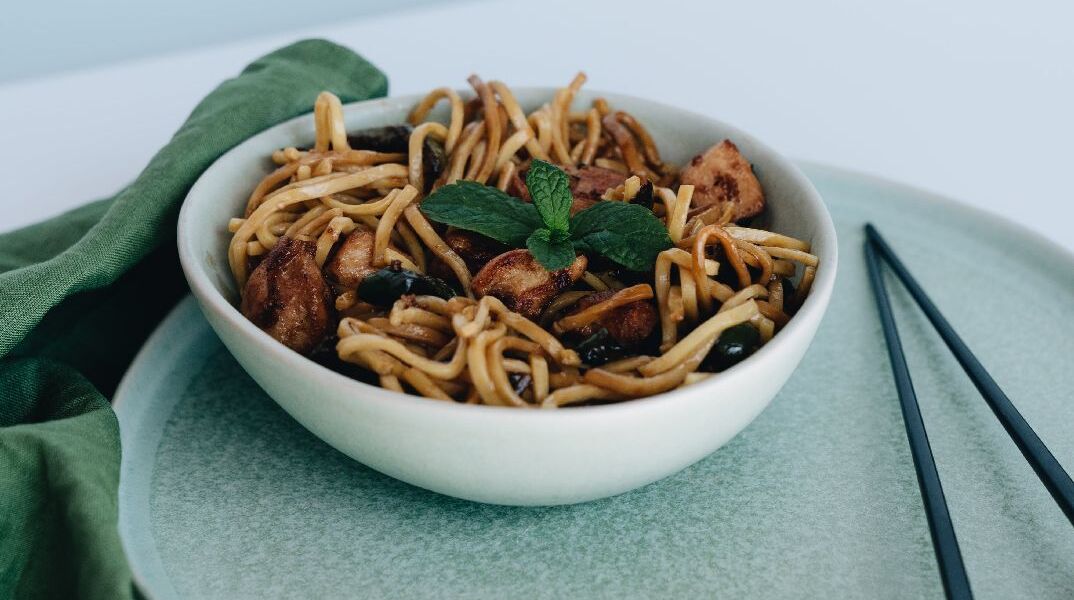 Noodles με κοτόπουλο, γάλα καρύδας και λαχανικά