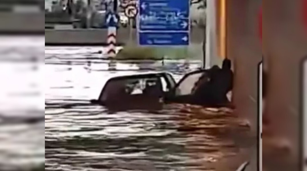 Κακοκαιρία στην Πάτρα: Γυναίκα εγκλωβίστηκε στο όχημά της