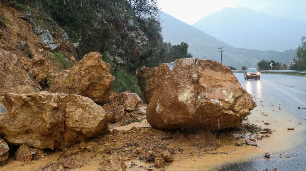 Κακοκαιρία «Π»: Προβλήματα κατολισθήσεων σε Κόνιτσα, Τζουμέρκα και Πωγώνι - Θυελλώδεις άνεμοι και χαλάζι στα Τρίκαλα - Κινητοποίηση της Πολιτικής Προστασίας.