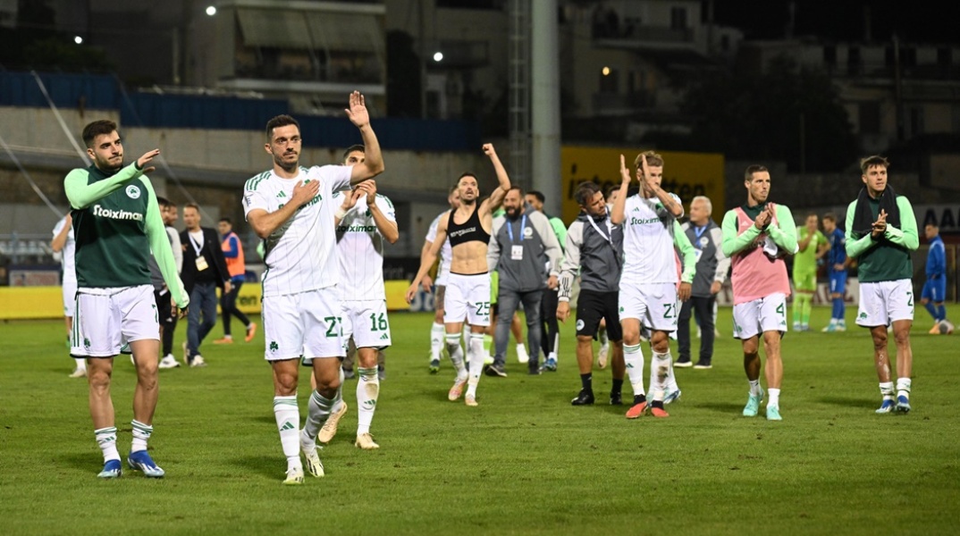 Παίκτες του Παναθηναϊκού μετά την αναμέτρηση με τη Λαμία για τη Super League