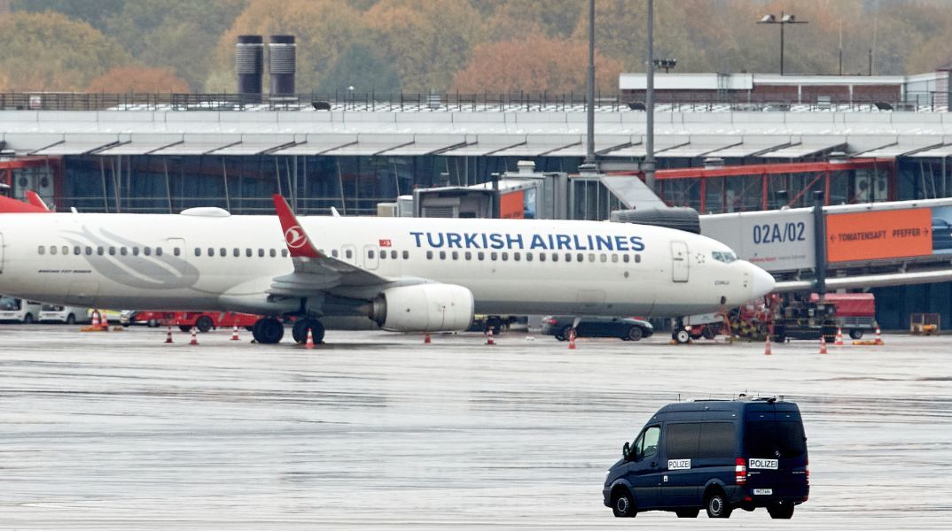 Αμβούργο: Τέλος στο περιστατικό ομηρείας στο αεροδρόμιο - Ο 35χρονος Τούρκος ύποπτος που κρατούσε την κόρη του συνελήφθη χωρίς να προβάλλει αντίσταση.
