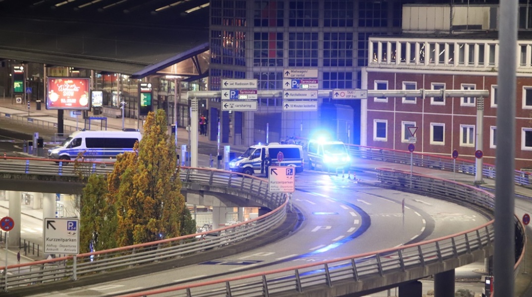 Αστυνομικές δυνάμεις έξω από το αεροδρόμιο στο Αμβούργο