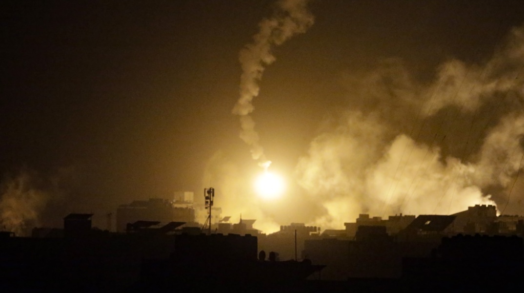 Ρουκέτα πάνω από τη Γάζα στον νυχτερινό ουρανό