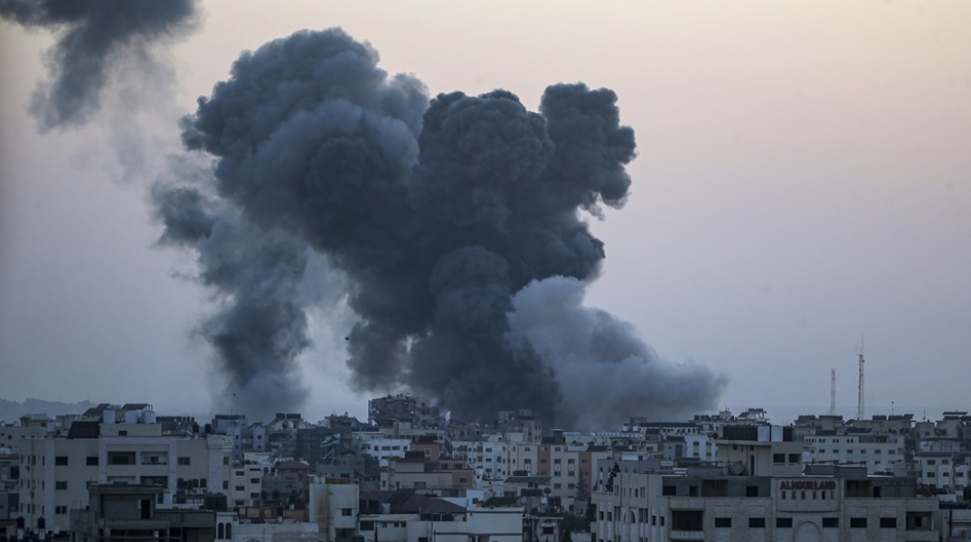 Καπνοί από χτύπημα στη Γάζα