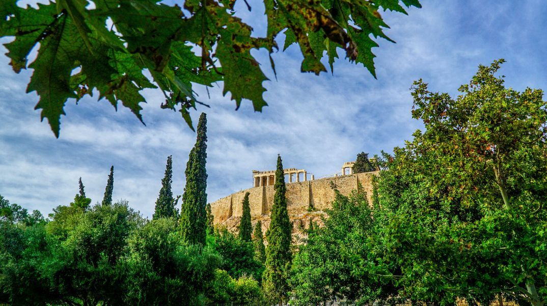 Καιρός: Βελτιωμένος τη Δευτέρα - Έως τους 28 βαθμούς Κελσίου η θερμοκρασία - Πού θα σημειωθούν τοπικές βροχές - Η πρόγνωση του meteo και της ΕΜΥ.