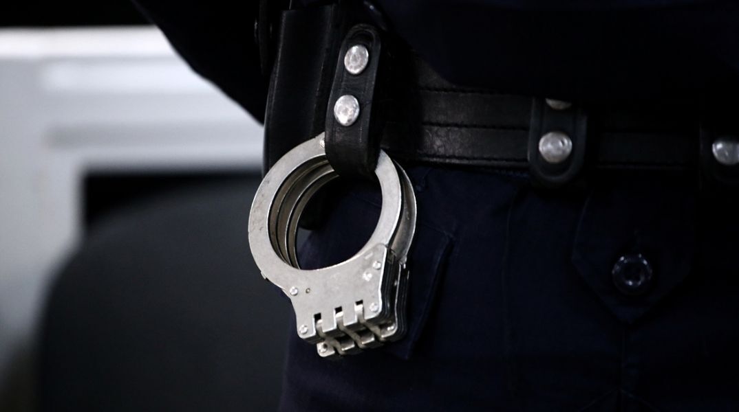 Κυψέλη: Συνελήφθη 46χρονος σε βάρος του οποίου εκκρεμούσε σωρεία καταδικαστικών αποφάσεων - Για συμμετοχή σε εγκληματική ομάδα, απάτες και πλαστογραφίες.