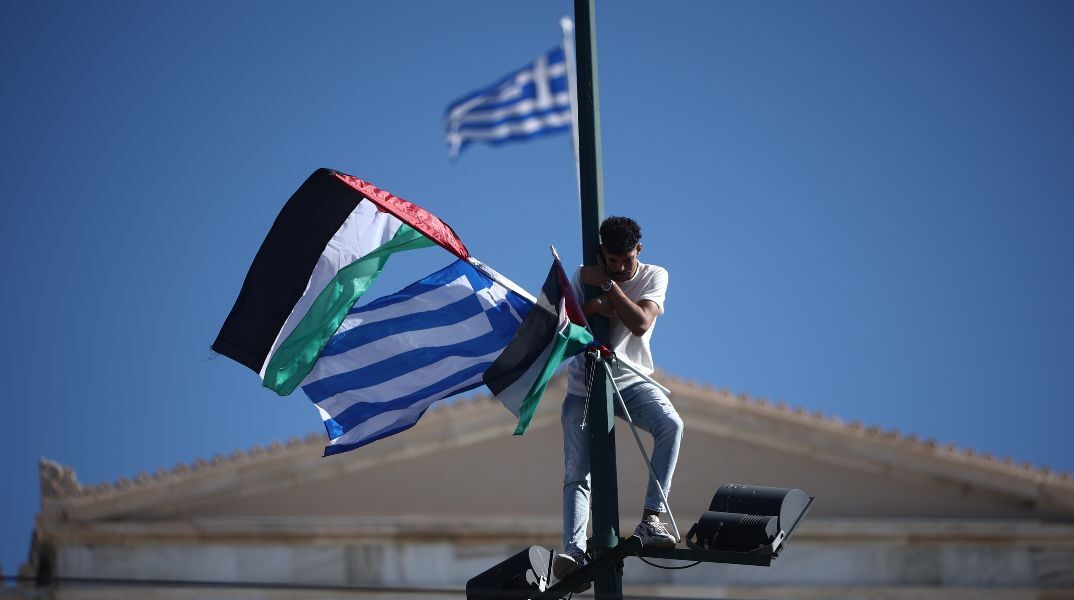 Συλλαλητήριο αλληλεγγύης για την Παλαιστίνη: Αποκαταστάθηκε η κυκλοφορία οχημάτων στο κέντρο της Αθήνας - Πορεία στην πρεσβεία του Ισραήλ έκαναν οι διαδηλωτές.