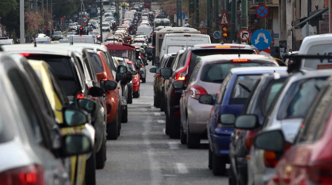 Αυτοκίνητα «κολλημένα» στην κίνηση στο κέντρο της Αθήνας