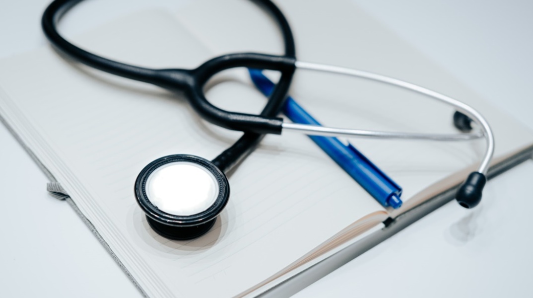 Στηθοσκόπιο πάνω σε γραφείο