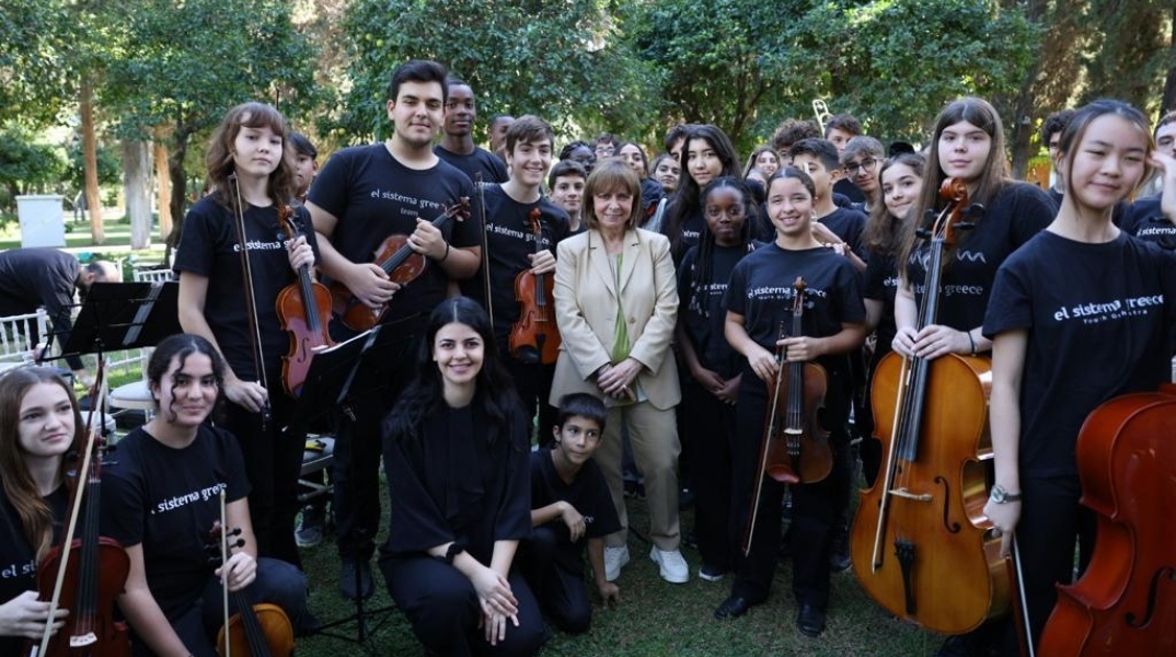 «Γίνε μουσικός ορχήστρας για μια μέρα» στον κήπο του Προεδρικού Μεγάρου: Η πρόσκληση της Κατερίνας Σακελλαροπούλου σε ασυνόδευτα ανήλικα παιδιά