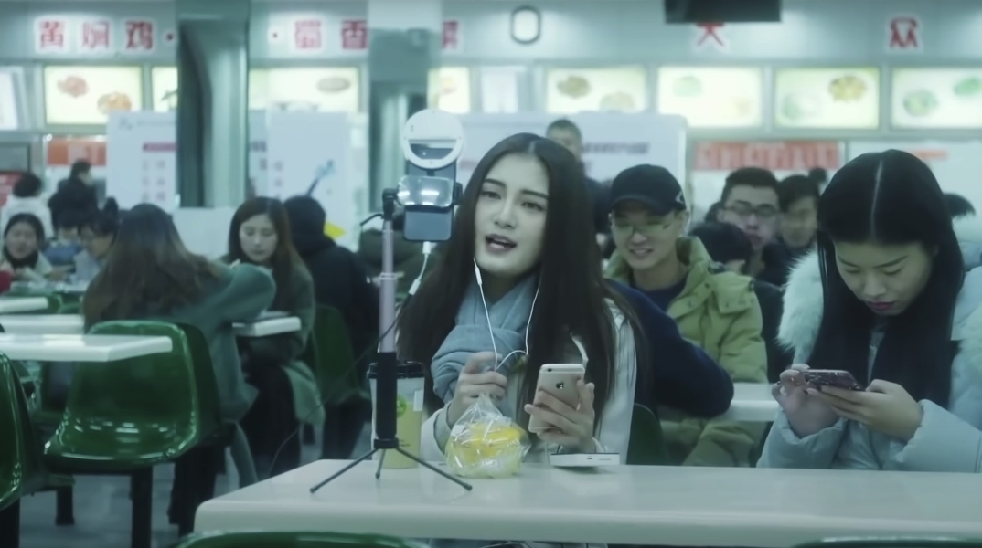 Τι συμβαίνει με τα «εργοστάσια influencers» στην Ασία