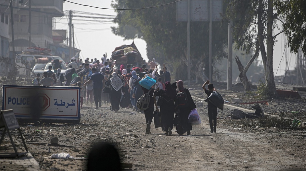 Κάτοικοι της Λωρίδας της Γάζας απομακρύνονται μετά από νέο χτύπημα