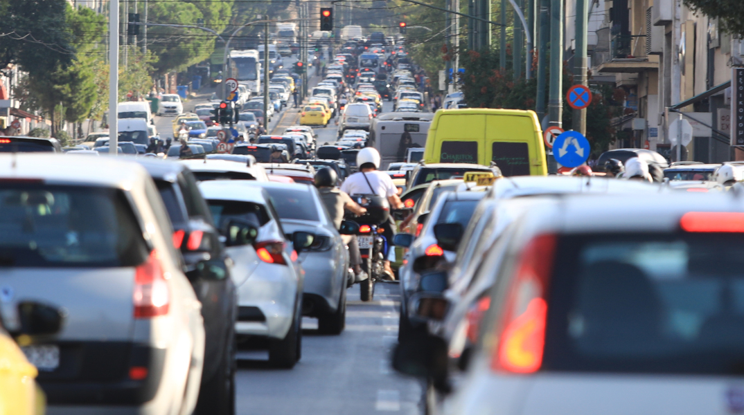 Αυτοκίνητα σε στοίχους λόγω κίνησης σε κεντρικό δρόμο της Αθήνας