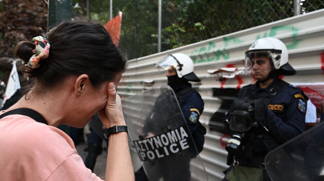 Εξάρχεια: Ξεκίνησε η κοπή δέντρων για τα έργα του μετρό - Διαμαρτύρονται έντονα οι κάτοικοι - Κριτική ασκούν Χάρης Δούκας και ΣΥΡΙΖΑ.