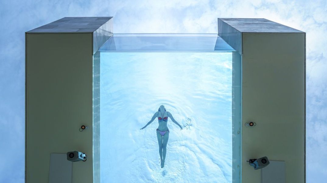 Ταϊλάνδη: Διαφανής πισίνα αιωρείται πάνω από ξενοδοχείο - Σχεδιάστηκε από το στούντιο Urban Praxis - Προσφέρει πανοραμική θέα στα βουνά.