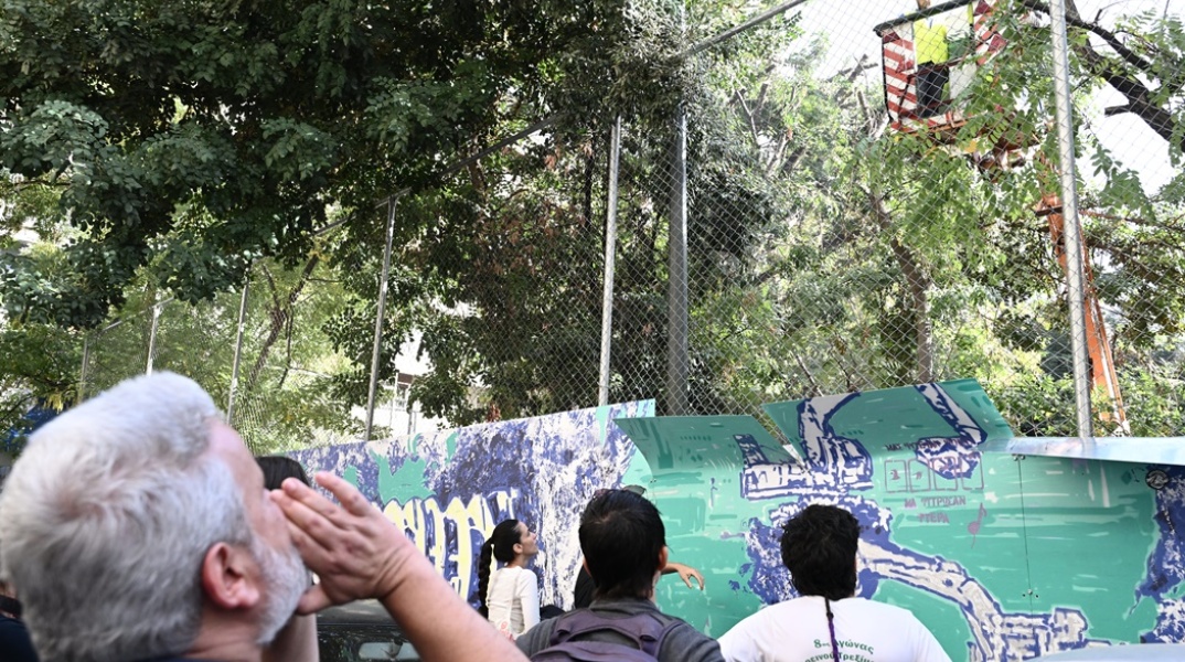 Οι κάτοικοι των Εξαρχείων αντιδρούν στην κοπή δέντρων λόγω των έργων του μετρό