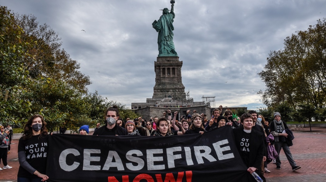 Εβραίοι με πανό ζητούν κατάπαυση πυρός μπροστά από το Άγαλμα της Ελευθερίας