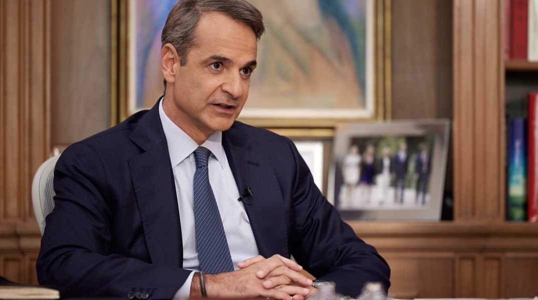 Ο πρωθυπουργός Κυριάκος Μητσοτάκης στο γραφείο του στο Μέγαρο Μαξίμου