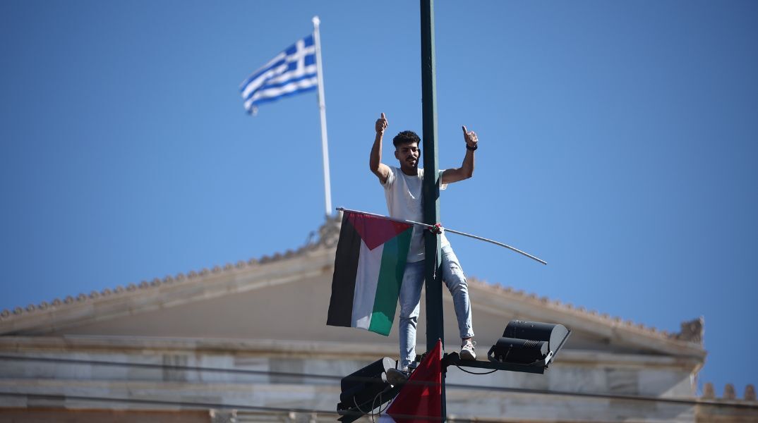 ΕΛ.ΑΣ.: Δικογραφία για 22χρονο Παλαιστίνιο που ανέβασε σημαία της χώρας του στο Σύνταγμα - Εμφανίζεται σε βίντεο που αναπαράγεται στα μέσα κοινωνικής δικτύωσης.