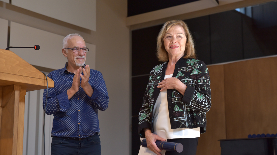 Η Ρένη Πιττακή παραλαμβάνει το Μεγάλο Βραβείο Θεάτρου στα πρώτα Βραβεία της Ελληνικής Ένωσης Κριτικών Θεάτρου και Παραστατικών Τεχνών