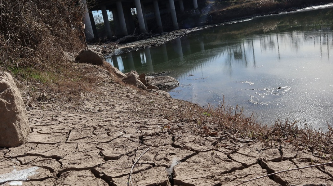 Σημείο με ξηρασία δίπλα σε ποταμό