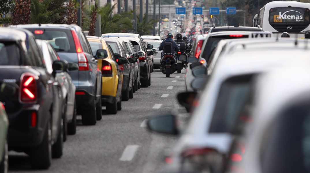 Αυτοκίνητα σε στοίχους λόγω κίνησης σε κεντρικό δρόμο της Αθήνας