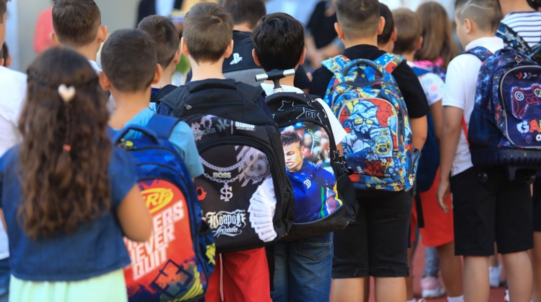 Μαθητές με τις σχολικές τους τσάντες στην πλάτη πηγαίνουν στο σχολείο