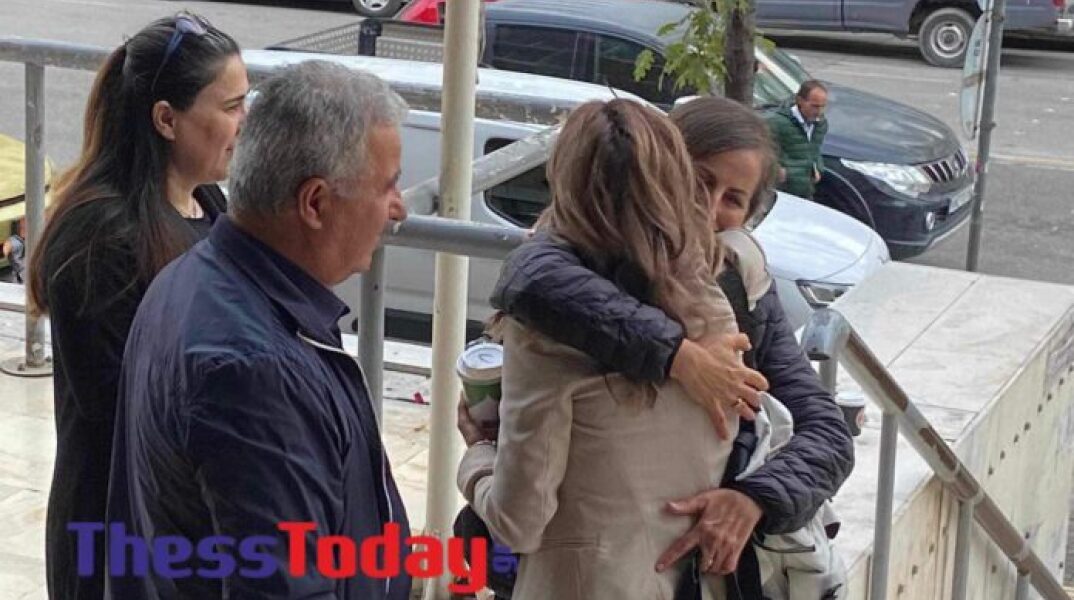 Η αγκαλιά της λήπτριας του νεφρού της 21χρονης Έμμας με τη μητέρα της αδικοχαμένης φοιτήτριας