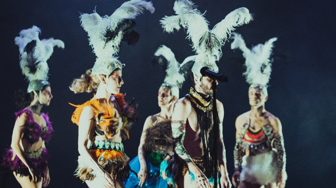 O «Amazing» κόσμος της ομάδας χορού Griffón