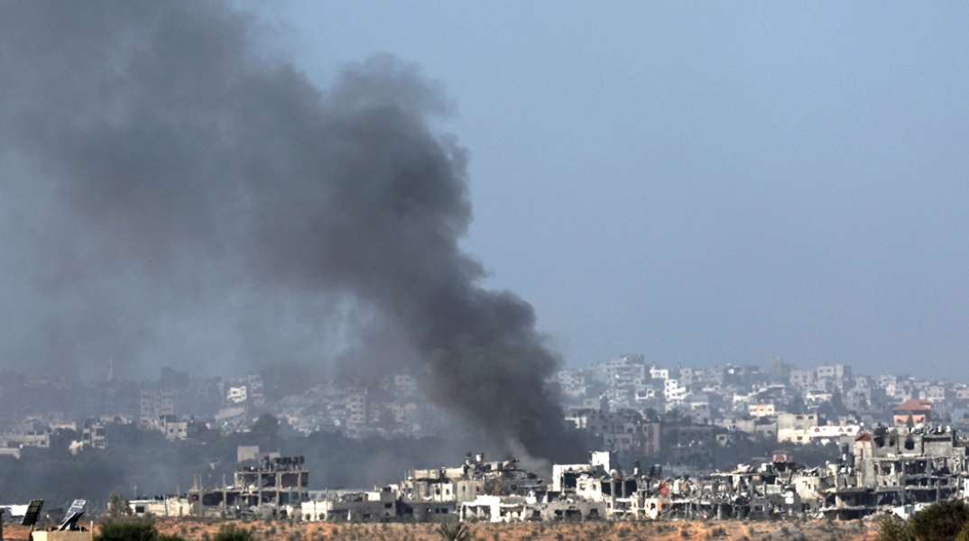 Καπνοί πάνω από τη Λωρίδα της Γάζας μετά το χτύπημα