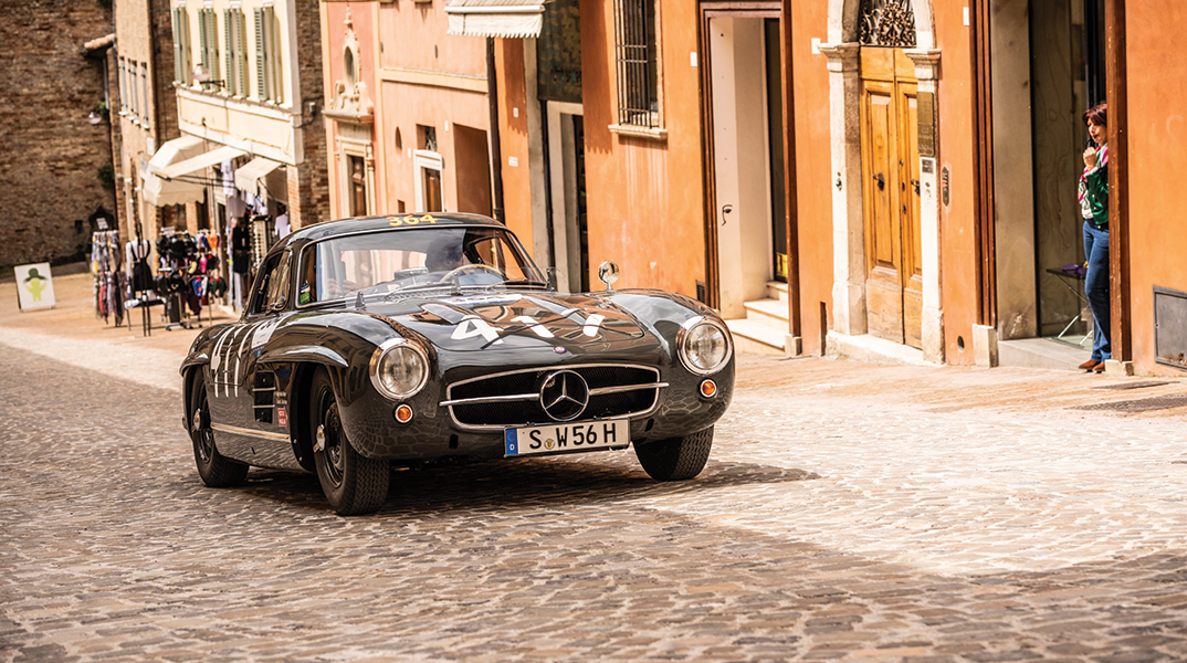 Γιατί είμαστε ακόμα ερωτευμένοι με τα ρετρό αυτοκίνητα;