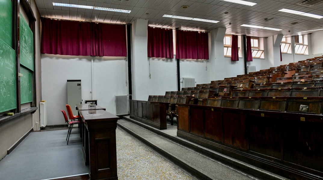 Άδειο αμφιθέατρο πανεπιστημίου - Μετεγγραφές Φοιτητών 2023: Αποτελέσματα - Πώς θα τα δείτε