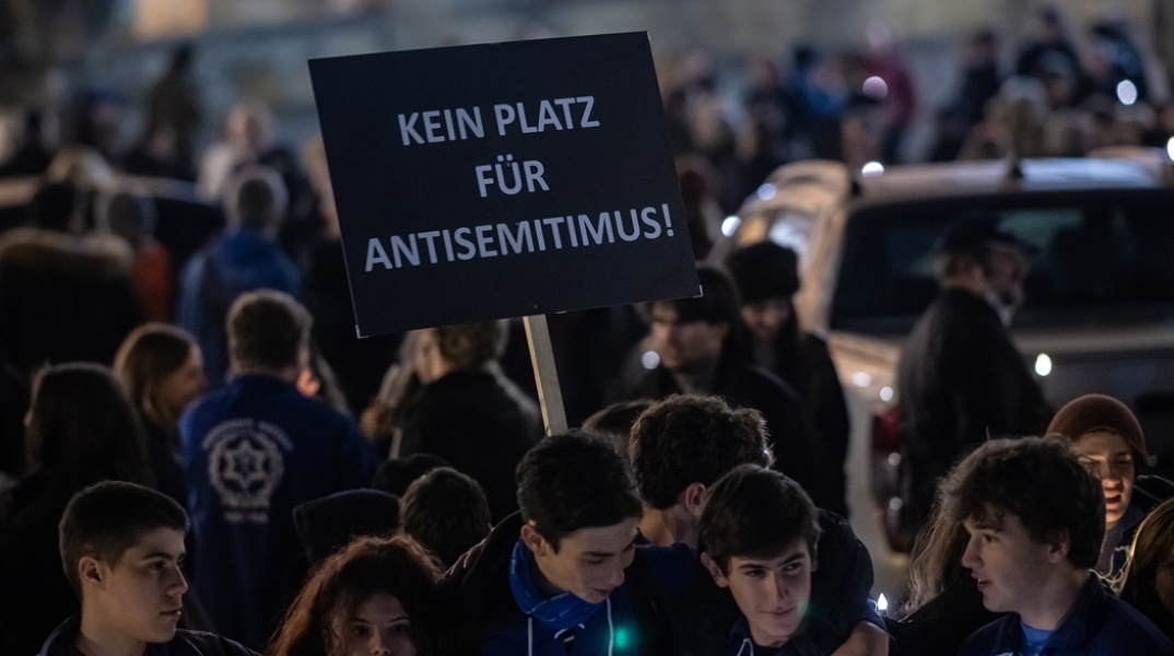 Διαδηλωτές με πανό κατά του αντισημιτισμού στη Γερμανία σε επέτειο από τη «Νύχτα των Κρυστάλλων»