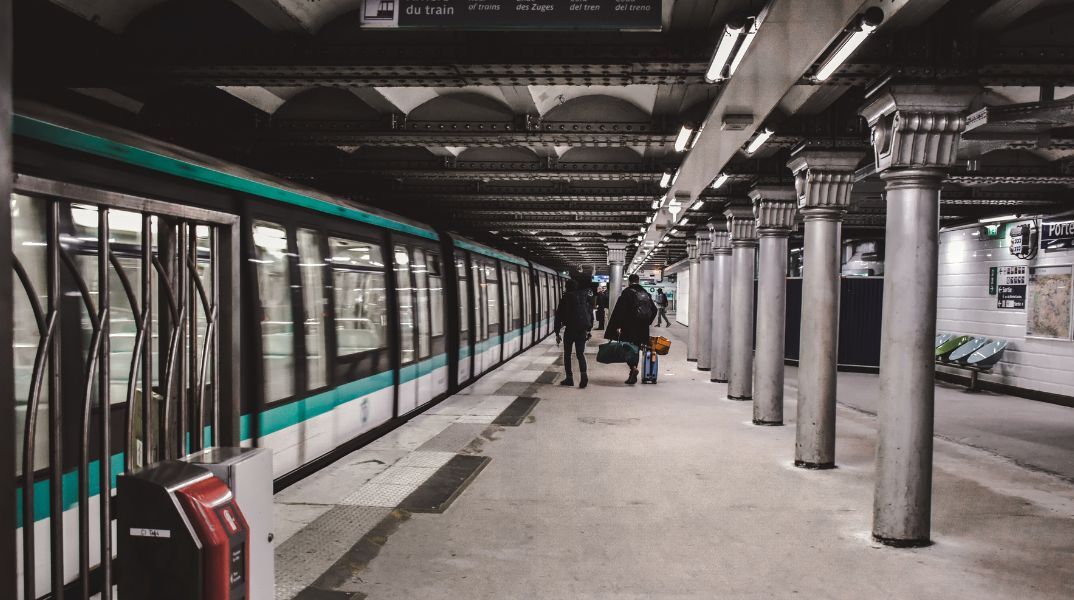  Ένας έφηβος συνελήφθη επειδή κλότσησε στην πλάτη έναν ραβίνο μέσα στο μετρό του Παρισιού