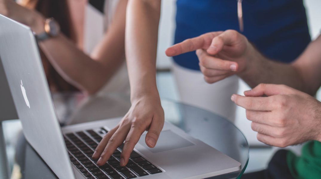 Youth Pass: Άνοιξε η πλατφόρμα - 14.252 αιτήσεις τις πρώτες ώρες λειτουργίας της - Ποιοι νέοι είναι δικαιούχοι 