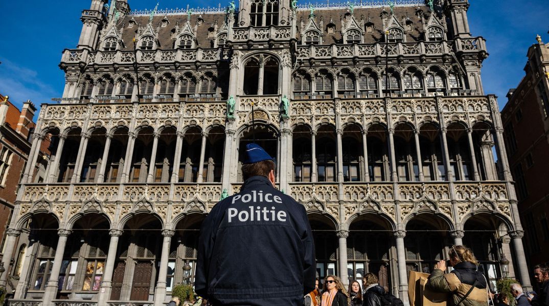 Βρυξέλλες: Σε συναγερμό οι αρχές μετά από προειδοποίηση για βόμβα σε σχολείο και στο πάρκο Λεοπόλντ - Υπό αστυνομική επίβλεψη οι μαθητές.